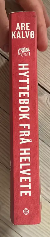 Rygg på Hyttebok frå helvete, for å vise tilstanden